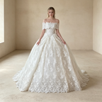 Off-Shoulder Abendkleid mit floraler Spitze und opulentem Ballrock in Creme