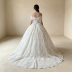 Off-Shoulder Abendkleid mit floraler Spitze und opulentem Ballrock in Creme