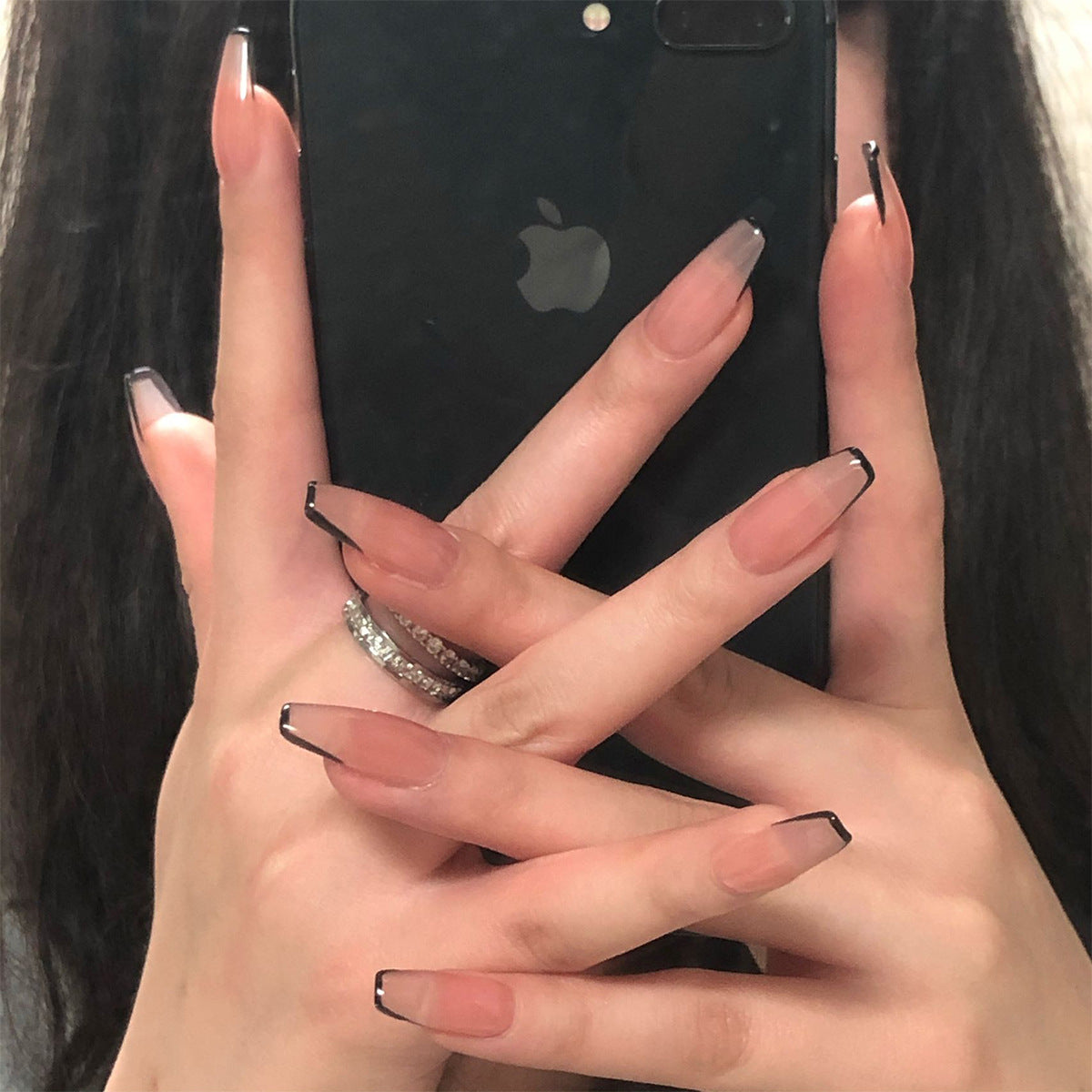 StarNagel Coffin Nails in Nude mit Schwarzem French und Kurzem Ballerina Effekt