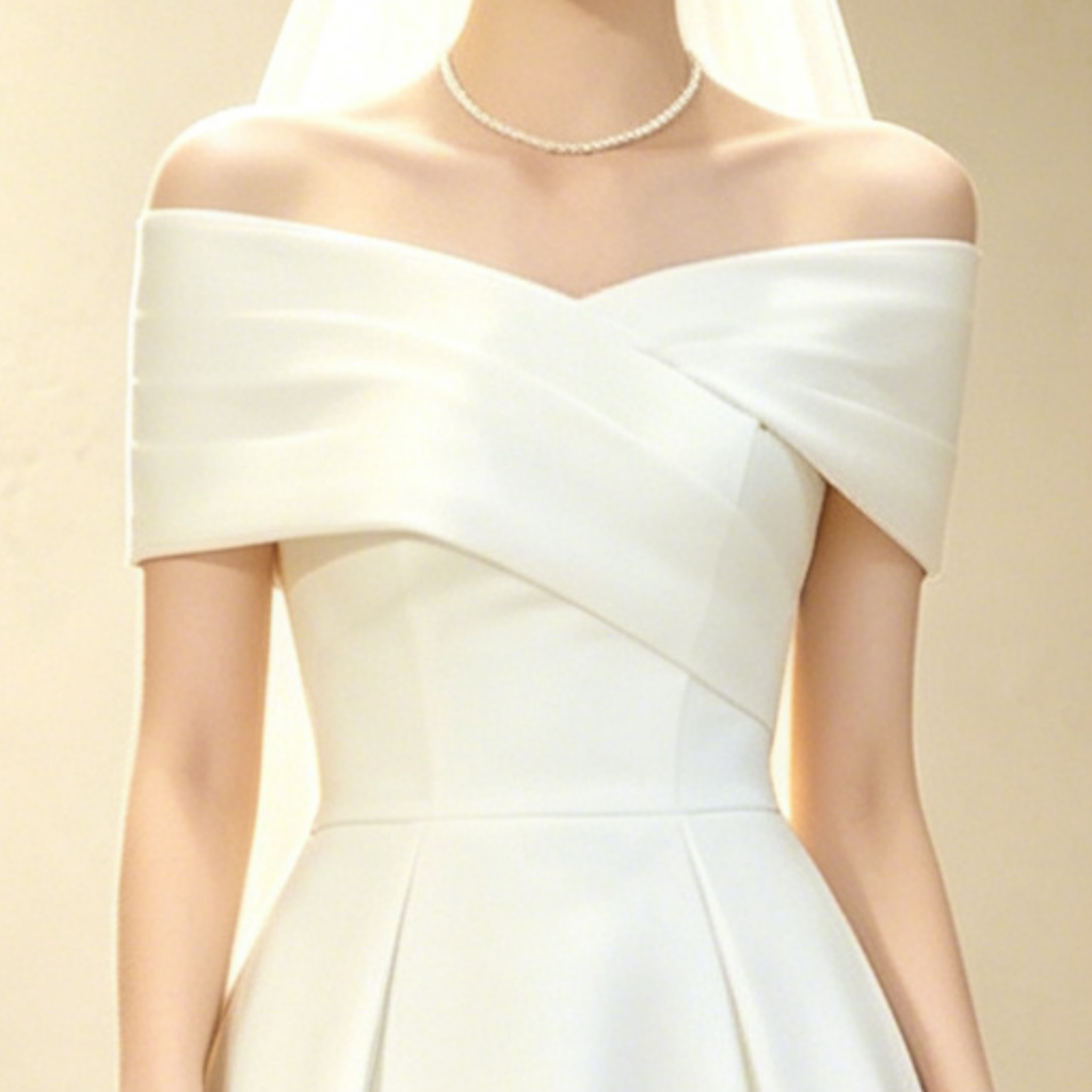 Elegantes A-Linien Satin-Abendkleid mit Carmen-Ausschnitt, Wadenlanges Gala Kleid Weiß