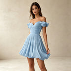 Elegantes Off-Shoulder Abendkleid in Hellblau – Schickes Kurzes Festkleid mit Raffung