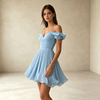 Elegantes Off-Shoulder Abendkleid in Hellblau – Schickes Kurzes Festkleid mit Raffung