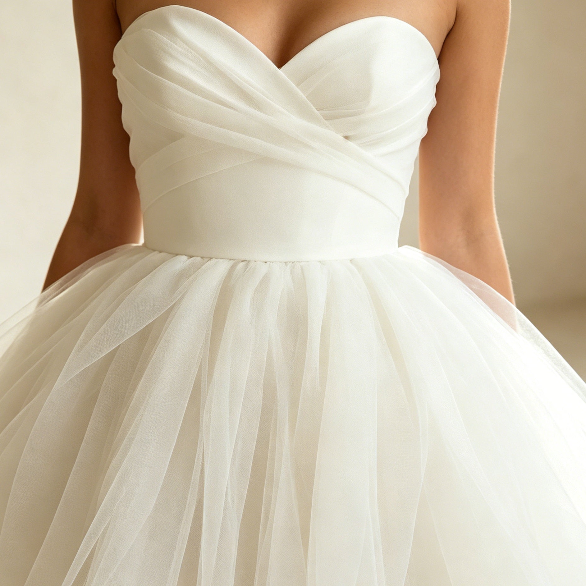Elegantes Trägerloses Abendkleid in Weiß – Schickes Kurzes Tüll-Festkleid mit Herzausschnitt