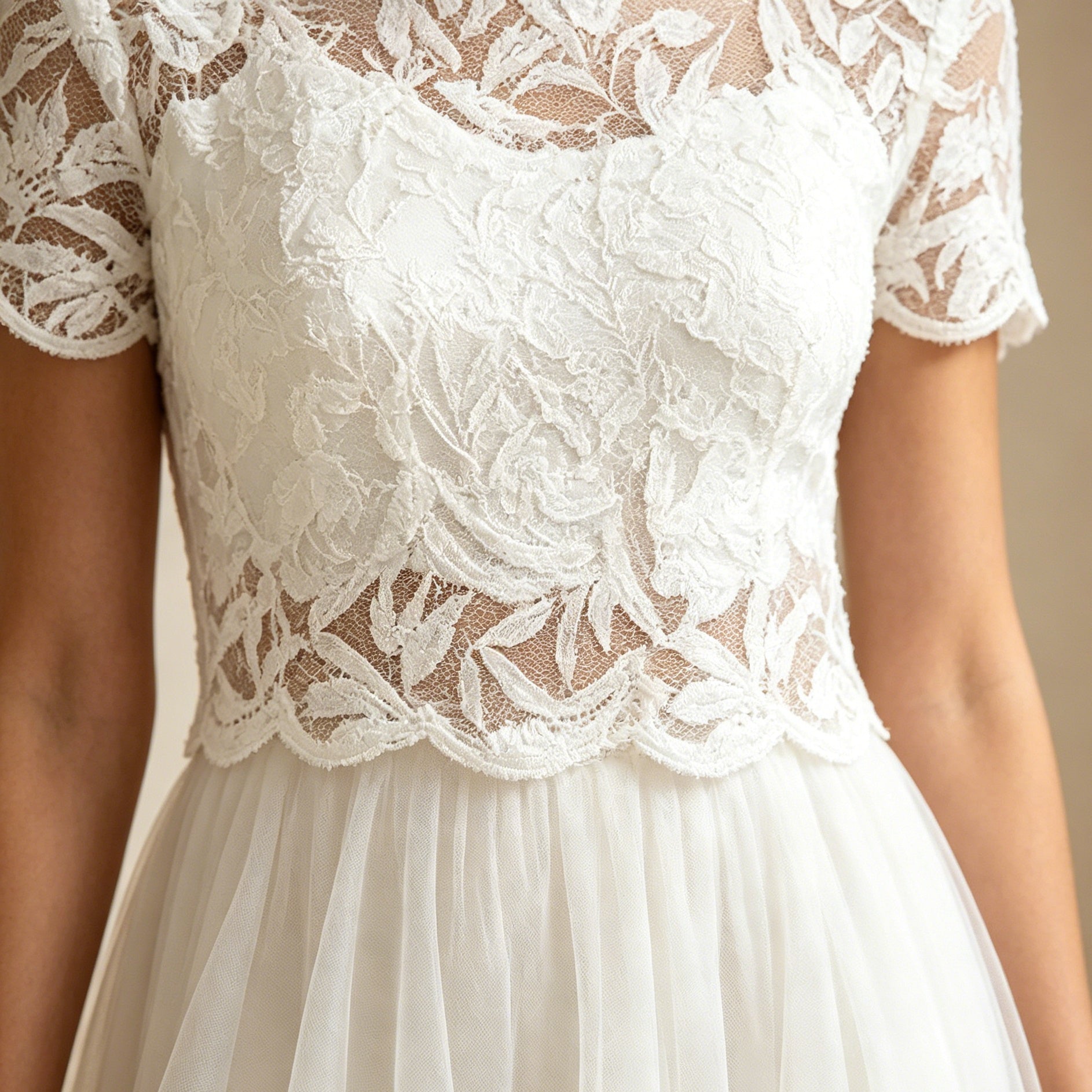 Elegantes Spitzen-Abendkleid in Weiß – Schickes Knielanges Festkleid aus Tüll