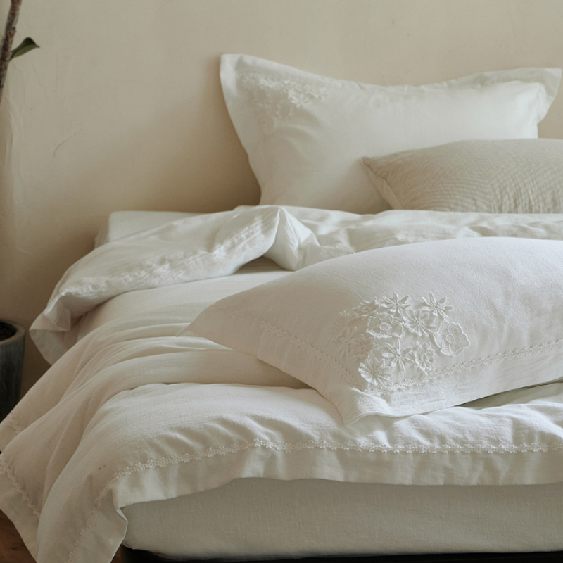 4-tlg. Bettwäsche-Set mit 3D-Blumen-Applikationen – Naturweißes Baumwolle-Leinen Set, Romantisches Design mit Spitze