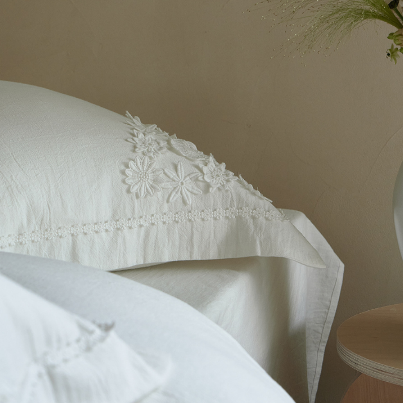 4-tlg. Bettwäsche-Set mit 3D-Blumen-Applikationen – Naturweißes Baumwolle-Leinen Set, Romantisches Design mit Spitze