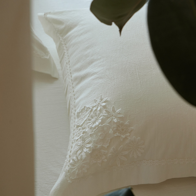 4-tlg. Bettwäsche-Set mit 3D-Blumen-Applikationen – Naturweißes Baumwolle-Leinen Set, Romantisches Design mit Spitze