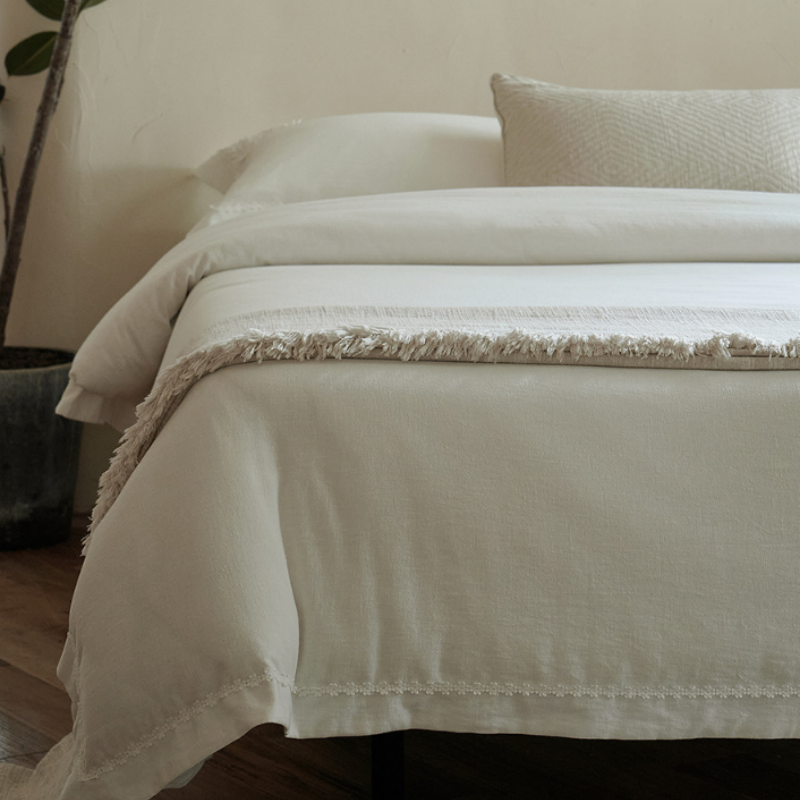 4-tlg. Bettwäsche-Set mit 3D-Blumen-Applikationen – Naturweißes Baumwolle-Leinen Set, Romantisches Design mit Spitze