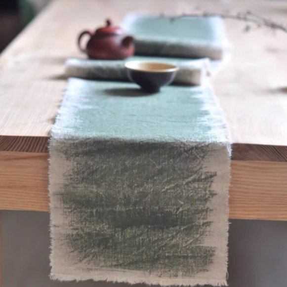 Handbemalter Leinen-Tischläufer Unikat, Salbeigrün im Wabi-Sabi Stil, 100% Naturleinen, Künstlerische Tischdeko