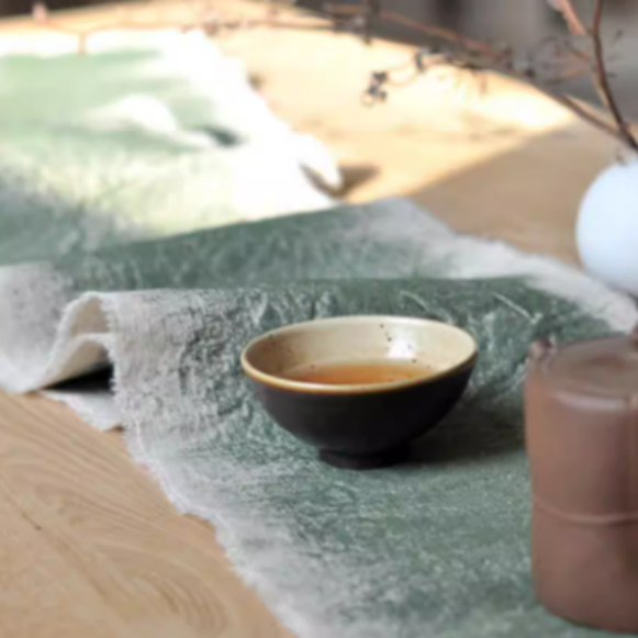 Handbemalter Leinen-Tischläufer Unikat, Salbeigrün im Wabi-Sabi Stil, 100% Naturleinen, Künstlerische Tischdeko