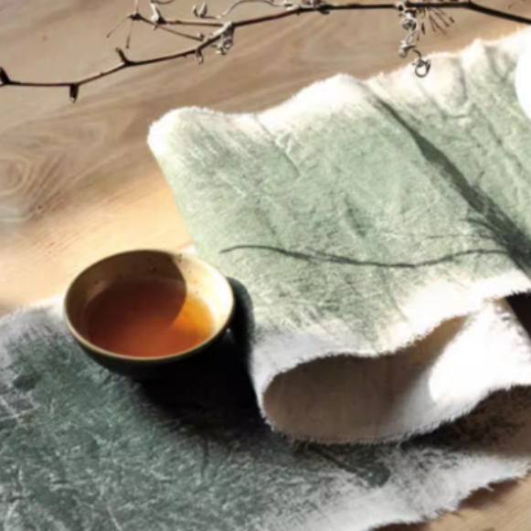 Handbemalter Leinen-Tischläufer Unikat, Salbeigrün im Wabi-Sabi Stil, 100% Naturleinen, Künstlerische Tischdeko