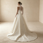 Trägerloses Abendkleid aus Satin mit floraler Bestickung und Schleppe in Creme