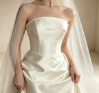 Trägerloses Abendkleid aus Satin mit floraler Bestickung und Schleppe in Creme