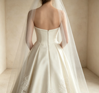 Trägerloses Abendkleid aus Satin mit floraler Bestickung und Schleppe in Creme