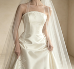 Trägerloses Abendkleid aus Satin mit floraler Bestickung und Schleppe in Creme