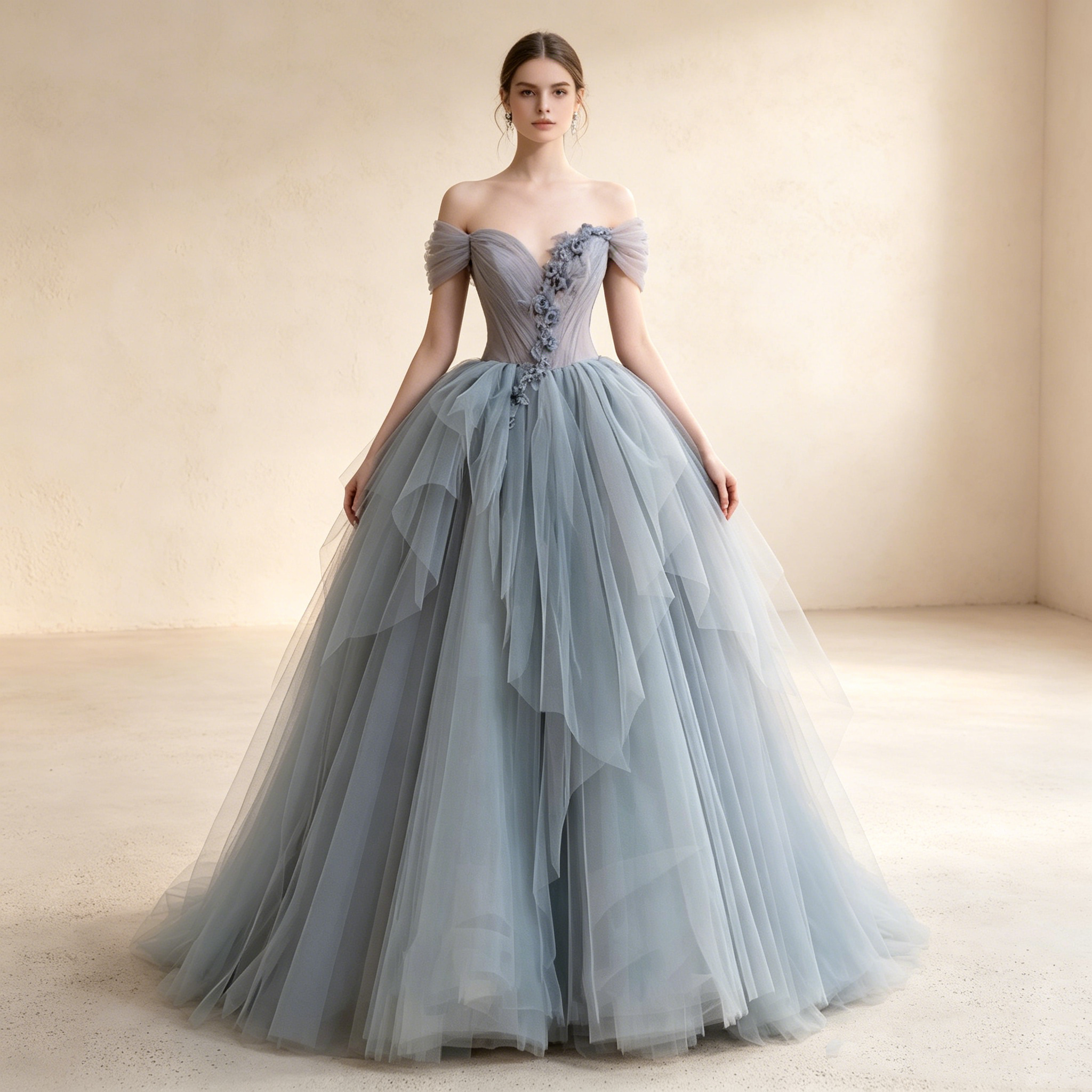 Bodenlanges Ballkleid mit 3D-Blumenapplikationen und drapiertem Tüllrock in Eisblau