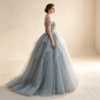 Bodenlanges Ballkleid mit 3D-Blumenapplikationen und drapiertem Tüllrock in Eisblau