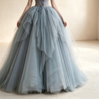 Bodenlanges Ballkleid mit 3D-Blumenapplikationen und drapiertem Tüllrock in Eisblau