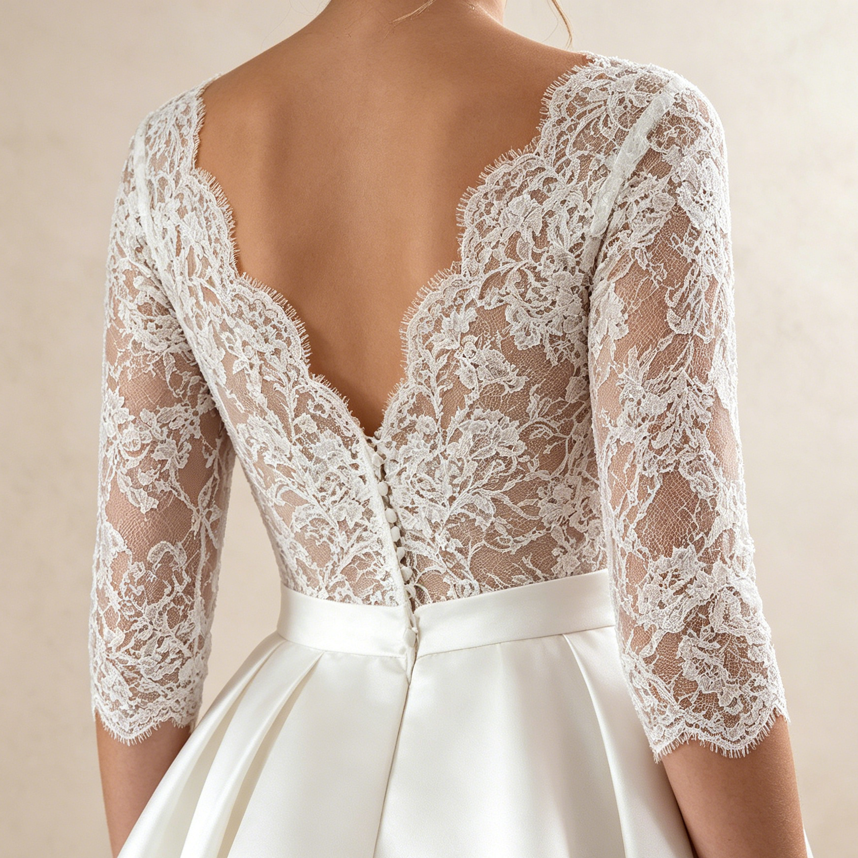 Elegantes A-Linien Abendkleid Weiß mit Schleppe | Spitzen-Oberteil mit 3/4-Ärmeln, Tiefem V-Ausschnitt und Fließendem Satinrock