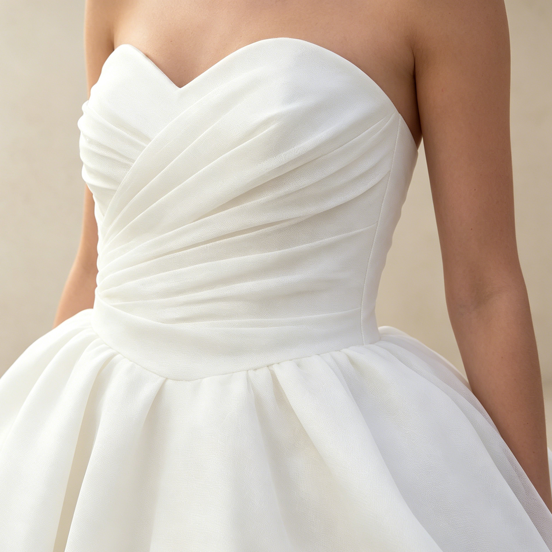 Elegantes Trägerloses Minikleid Weiß | Voluminöses Abendkleid Kurz mit Herz-Ausschnitt und Figurbetonter Raffung