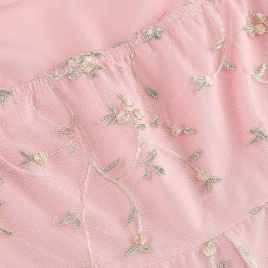 Elegantes Neckholder-Abendkleid in A-Linie mit Filigraner Floralem Stickerei und Tüllrock