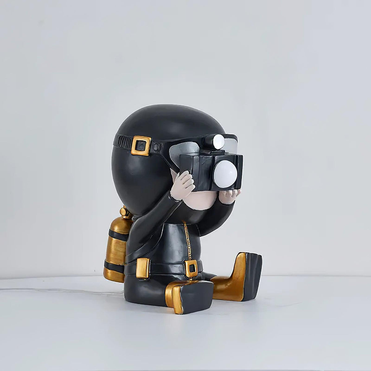 Adventurer Resin Table Lamp ∅ 7.1″ x H 10.6″ / Dia 33cm x H 34cm / Black & Gold / US Plug Table lamp