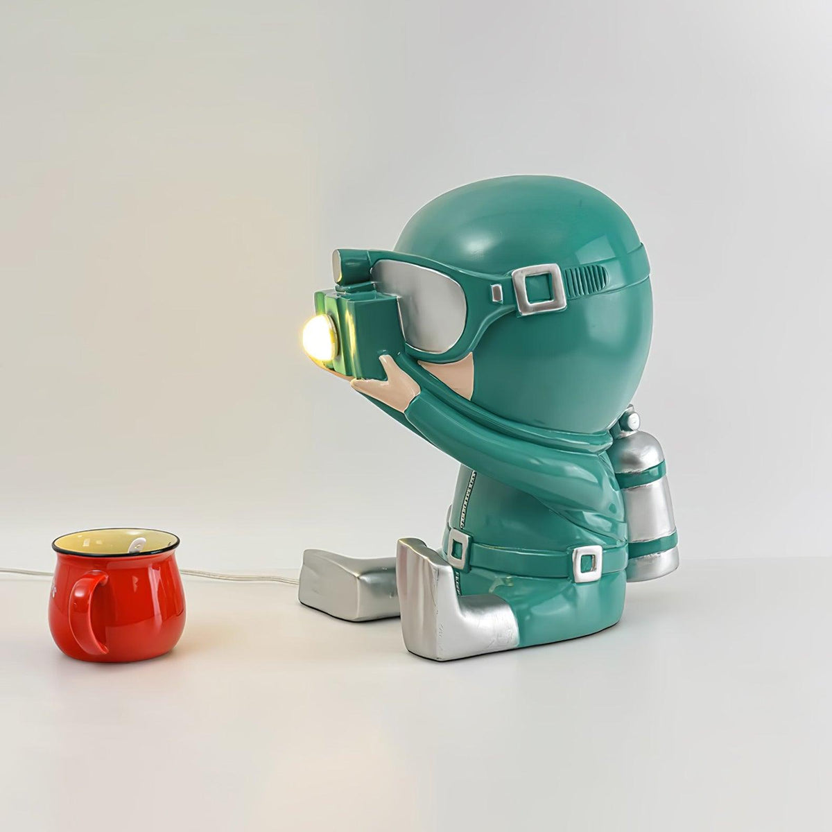 Adventurer Resin Table Lamp ∅ 7.1″ x H 10.6″ / Dia 33cm x H 34cm / Blue & Silver / US Plug Table lamp
