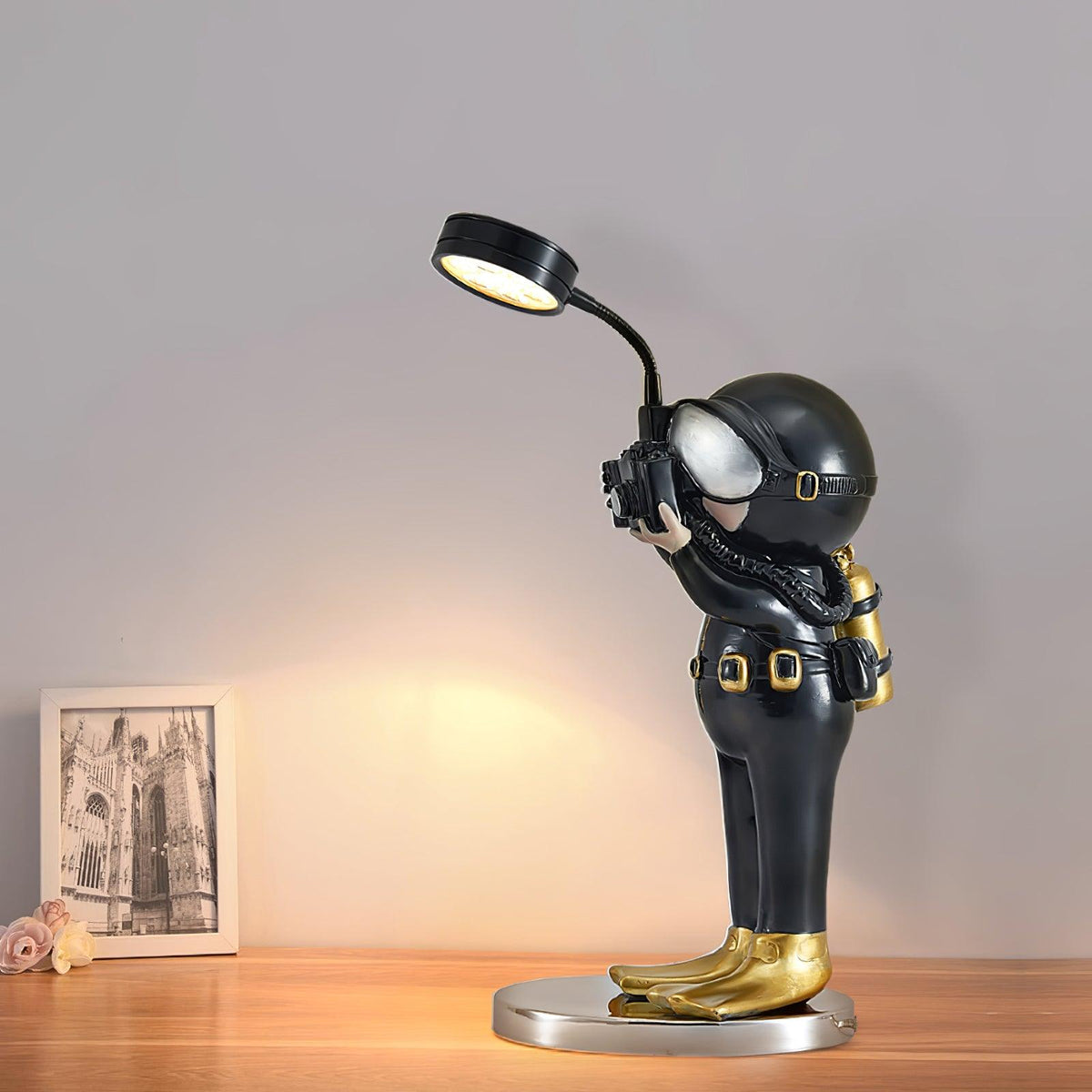 Adventurer Resin Table Lamp ∅ 7.1″ x H 10.6″ / Dia 17.5cm x H 26cm / Black & Gold / US Plug Table lamp