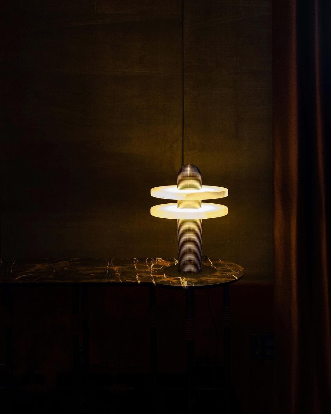 Alabaster Comet table lamp