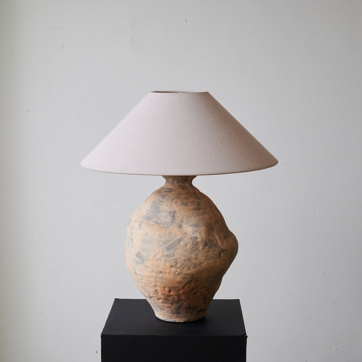 Duna Sculpted Clay Table Lamp