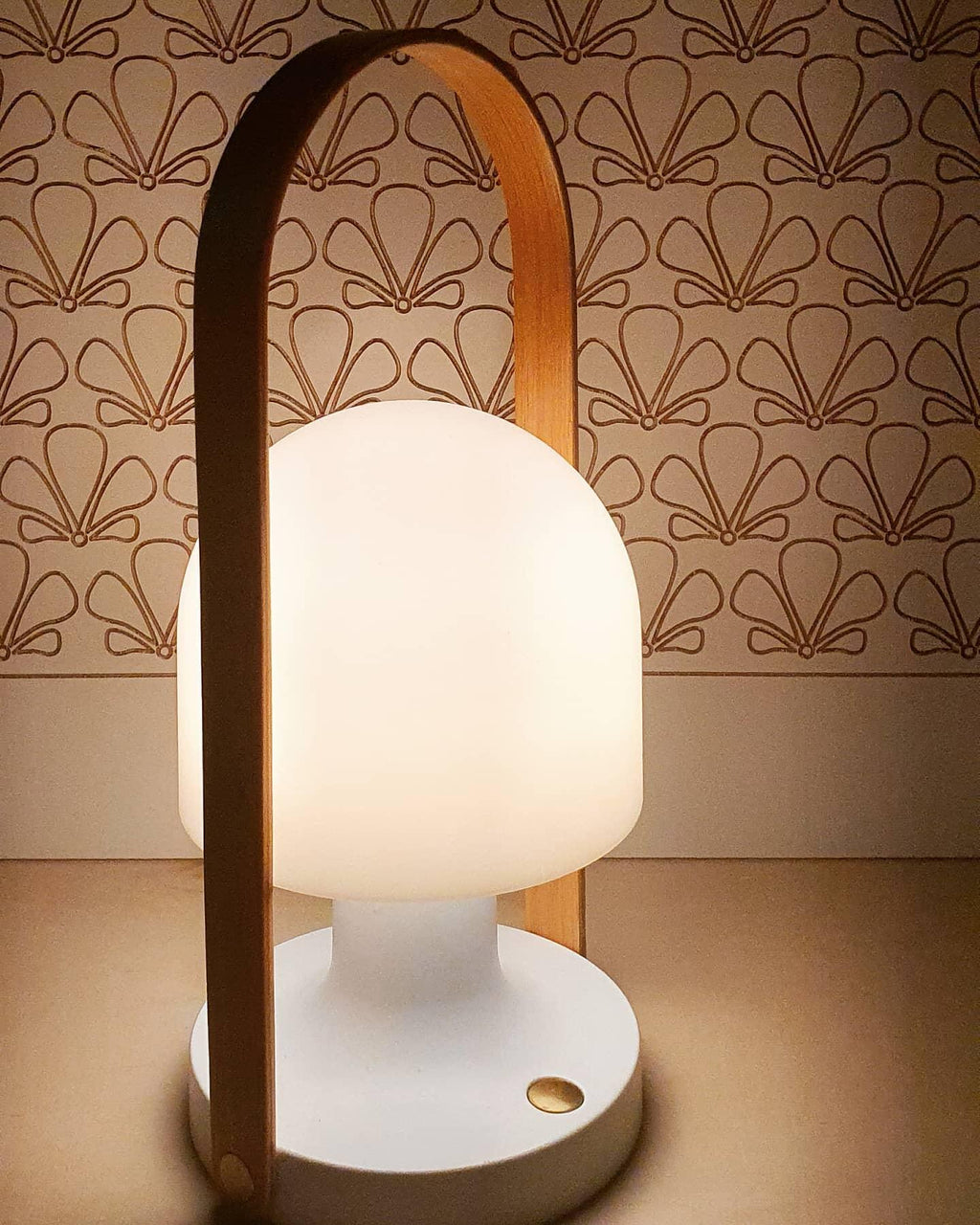 Portable Glass Charging Table Lamp ∅ 8.3″ x H 20.9″ / Dia 21cm x H 53cm / White / Charge Table lamp