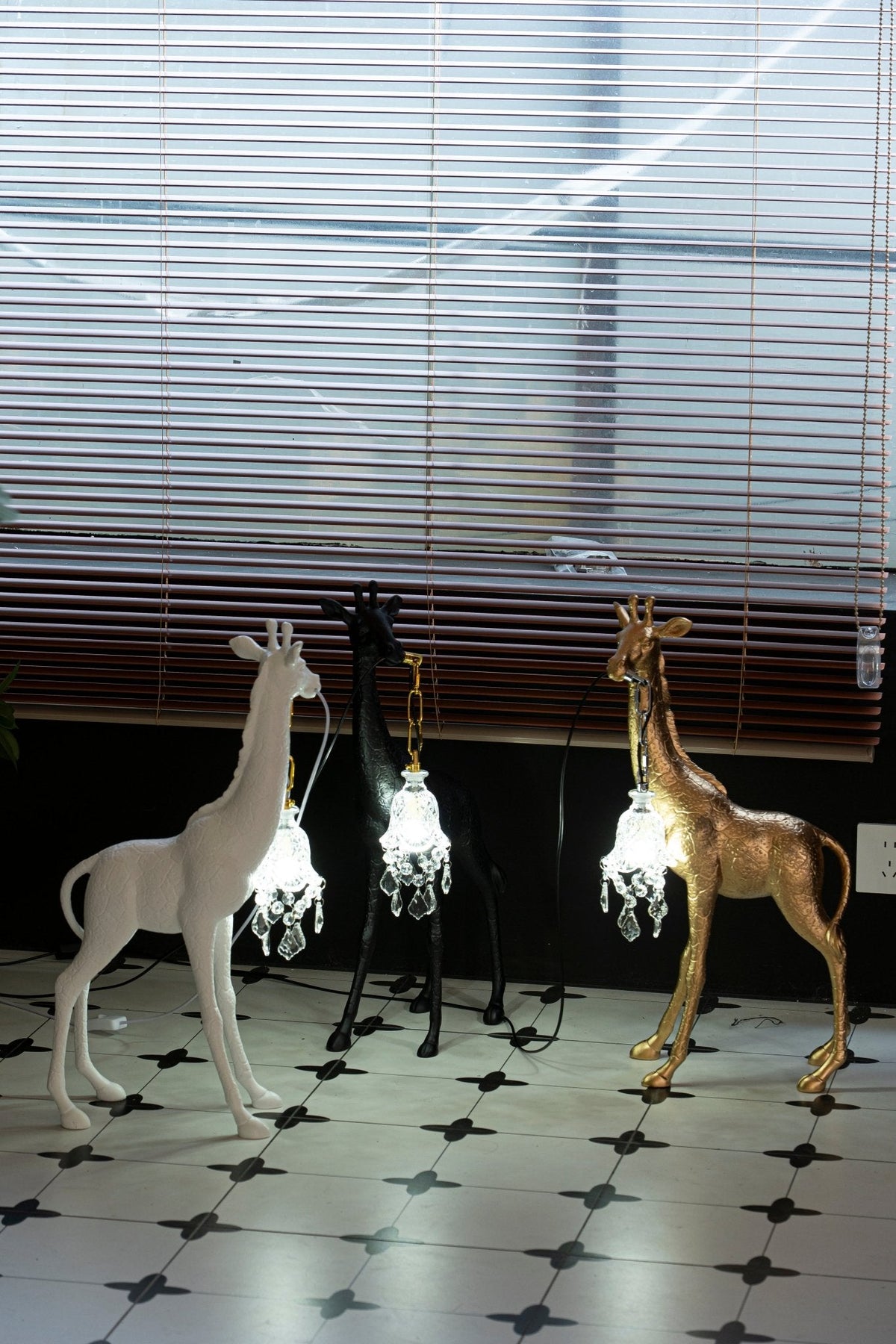Giraffe Royale Sculpture Floor Lamp