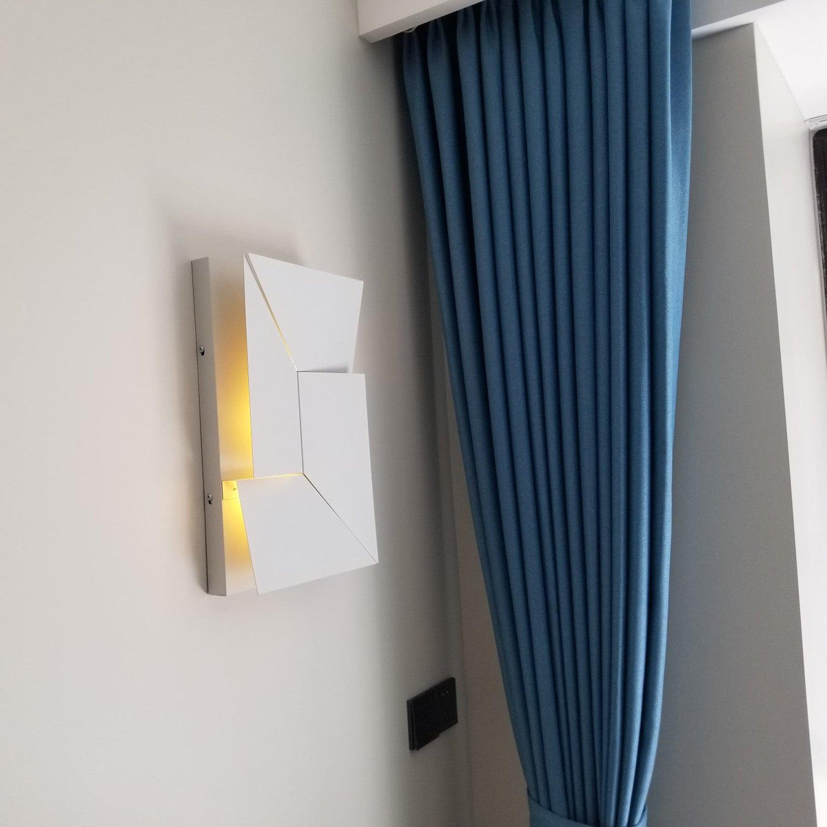 Shadows Grand Plug-in Sconce