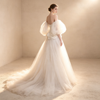 Trägerloses High-Low Ballkleid mit drapierter Corsage und Tüllschleppe in Creme