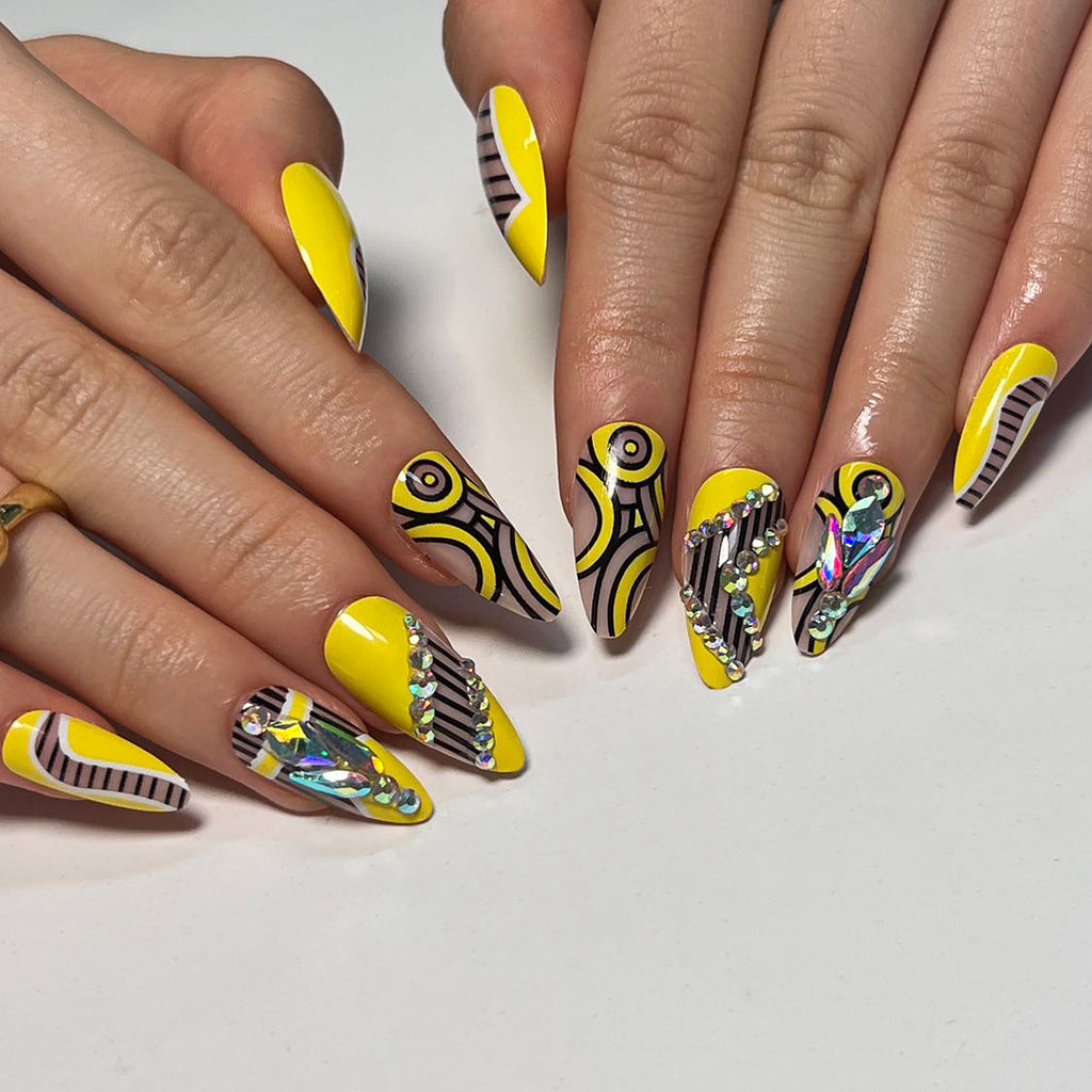 StarNagel Almond Nägel in Gelb mit Glitzerstrass und Funkelnden Streifen