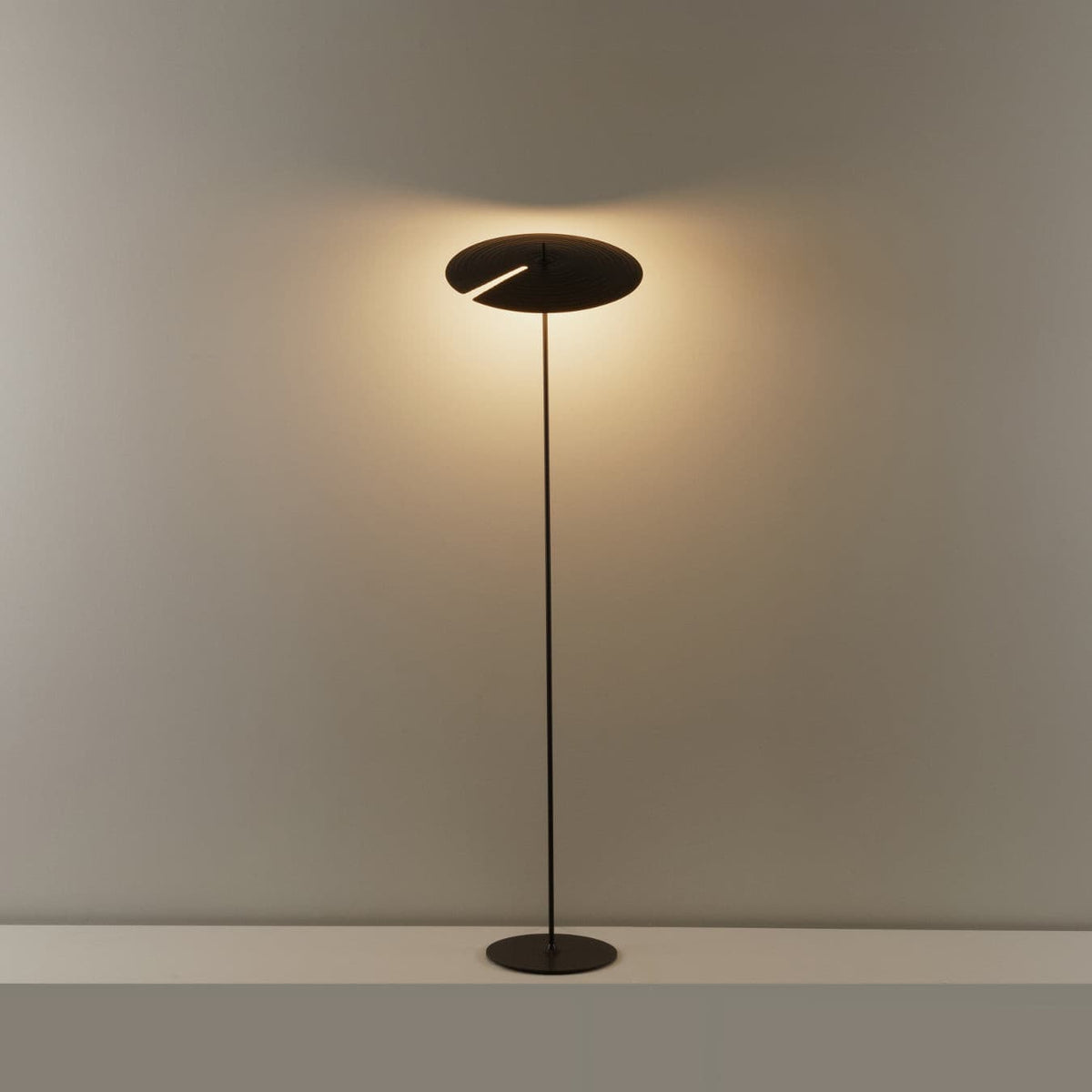 Symphony Floor Lamp ∅ 17.7″ x H 64.2″ / Black / US Plug Floor lamp