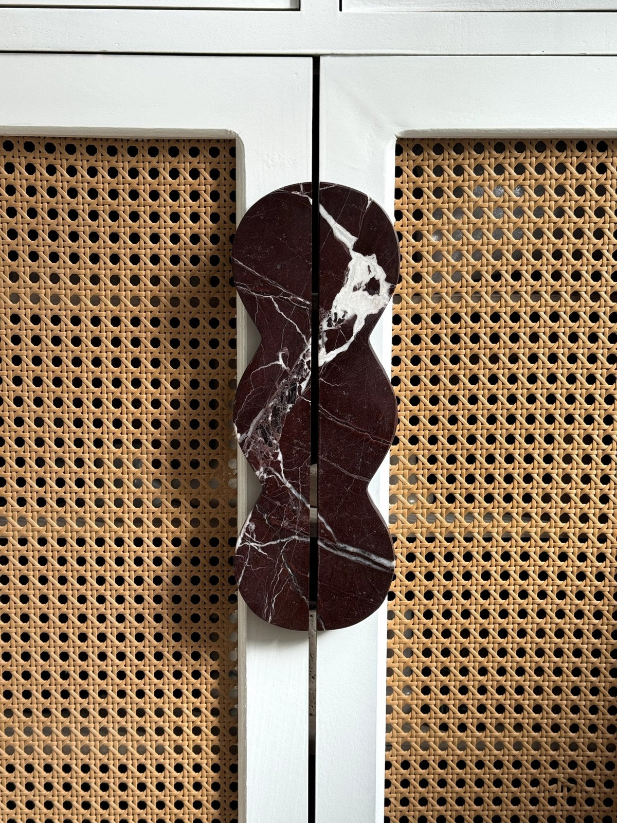 Twin-Curve Pull Handle