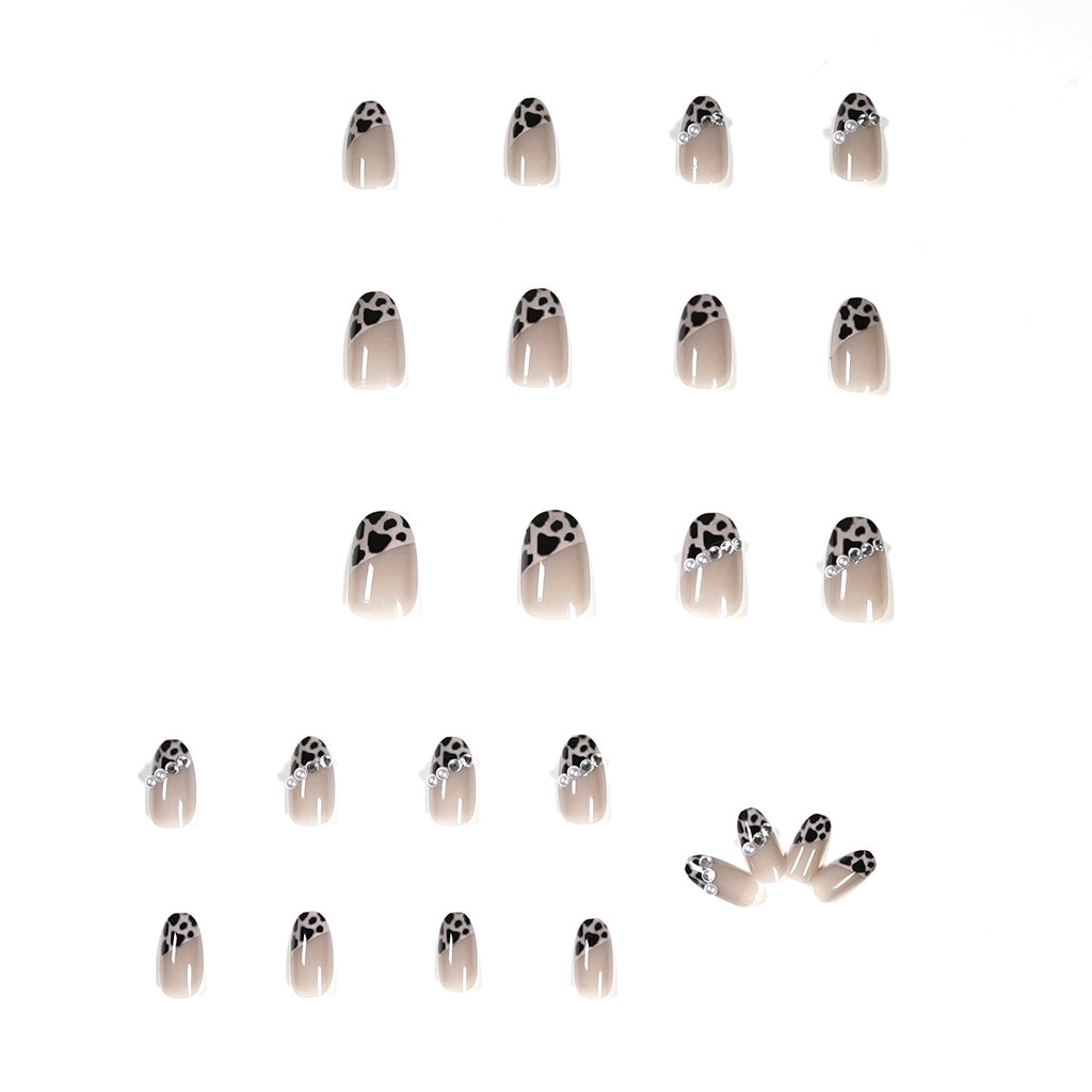 StarNagel Coffin Nails in Nude mit Schrägem Leopardendesign und Voller Strassbesetzung