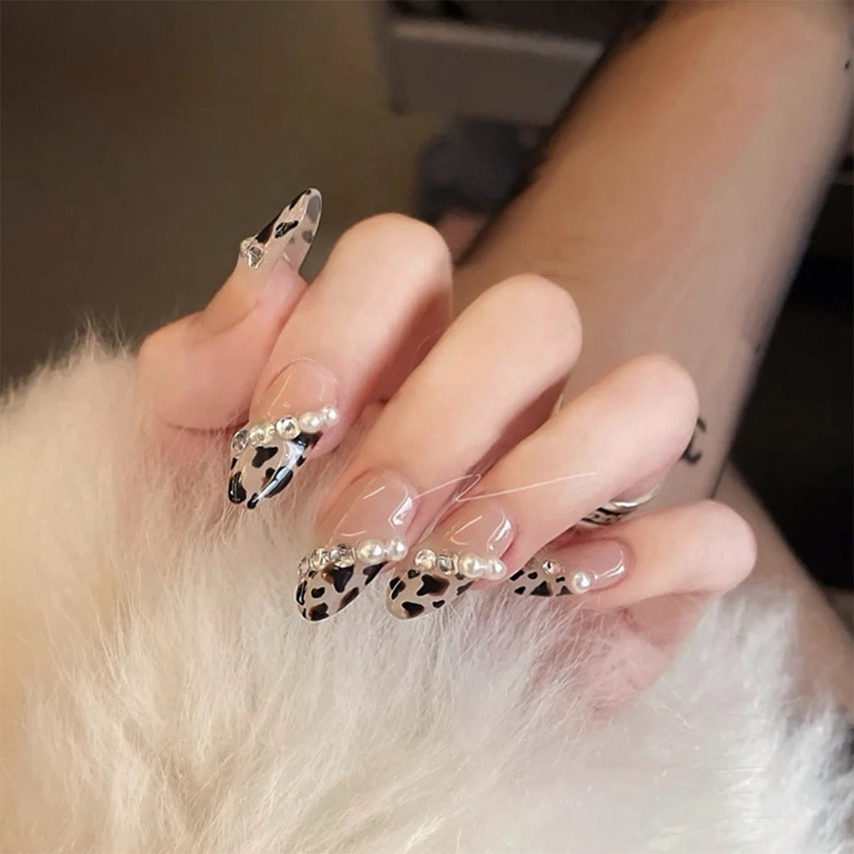 StarNagel Coffin Nails in Nude mit Schrägem Leopardendesign und Voller Strassbesetzung