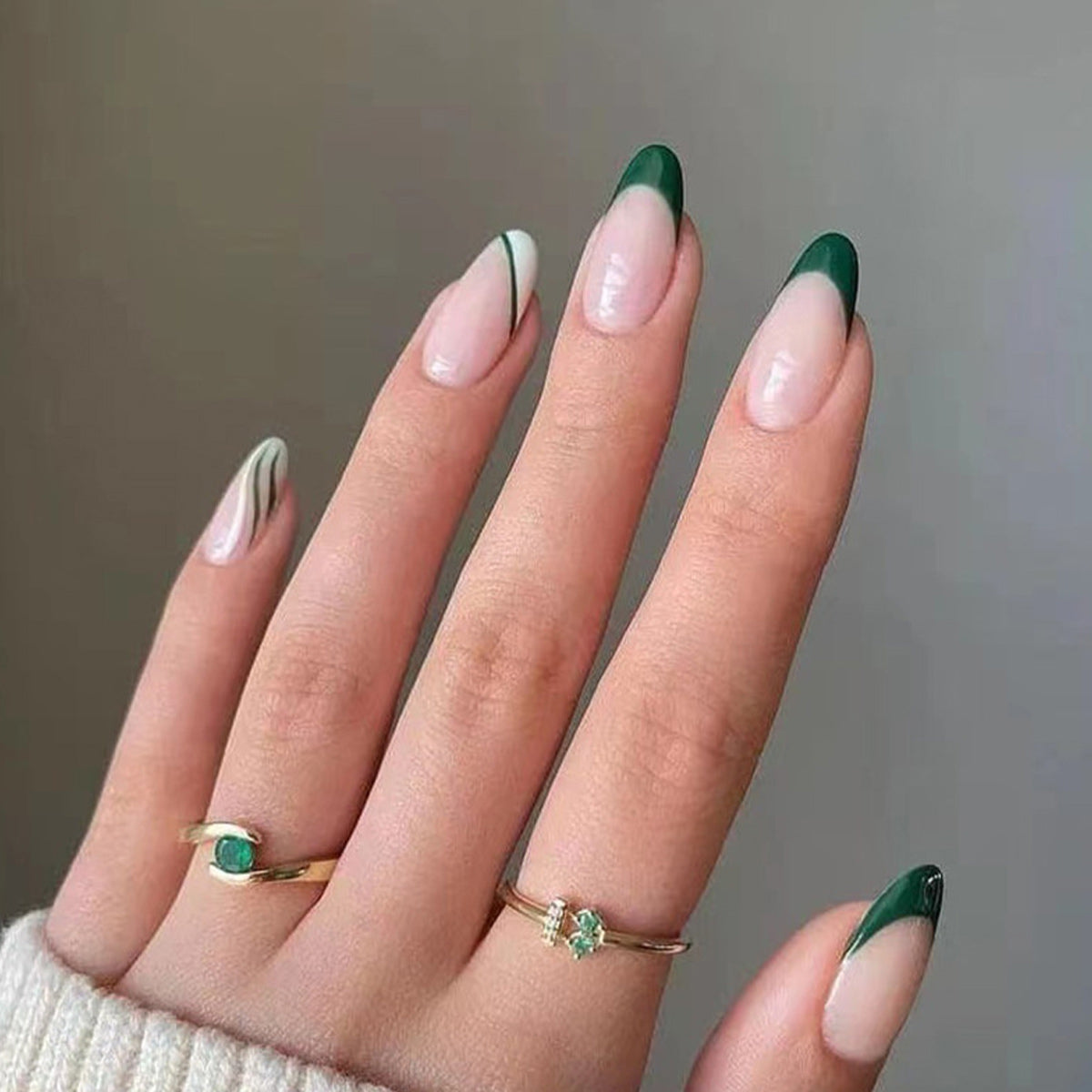 StarNagel Coffin Nails in Nude und Olivgrün mit French für Helle Hände