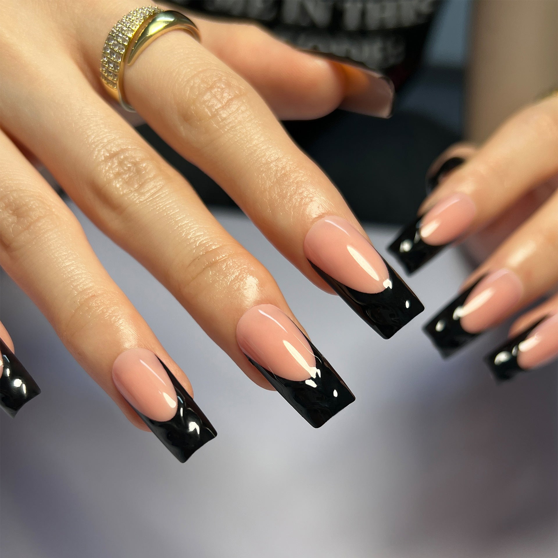 StarNagel Coffin Nails in Schwarz mit Minimalistischem French