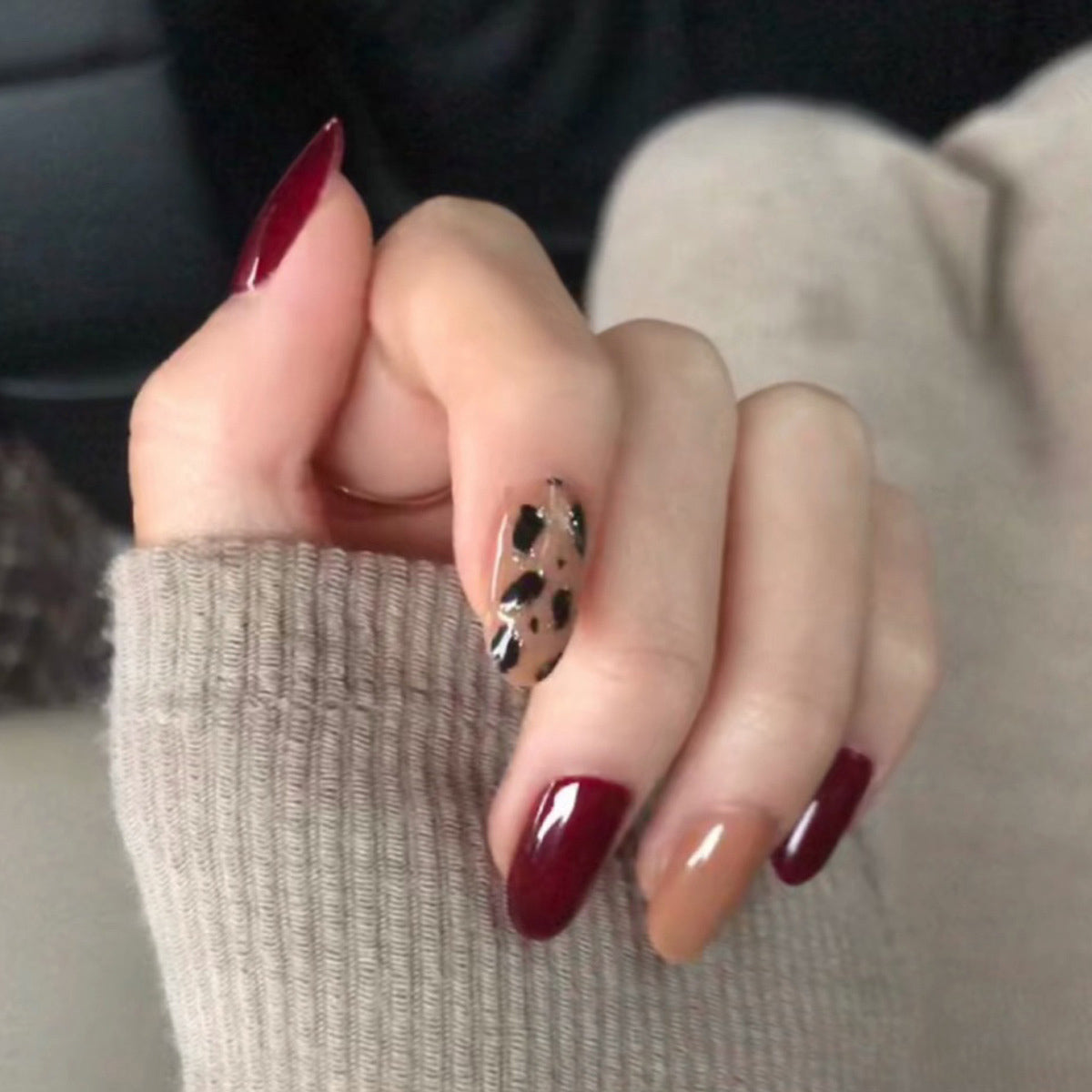 StarNagel Coffin Nails in Weinrot mit Leopardenmuster für Herbst und Winter