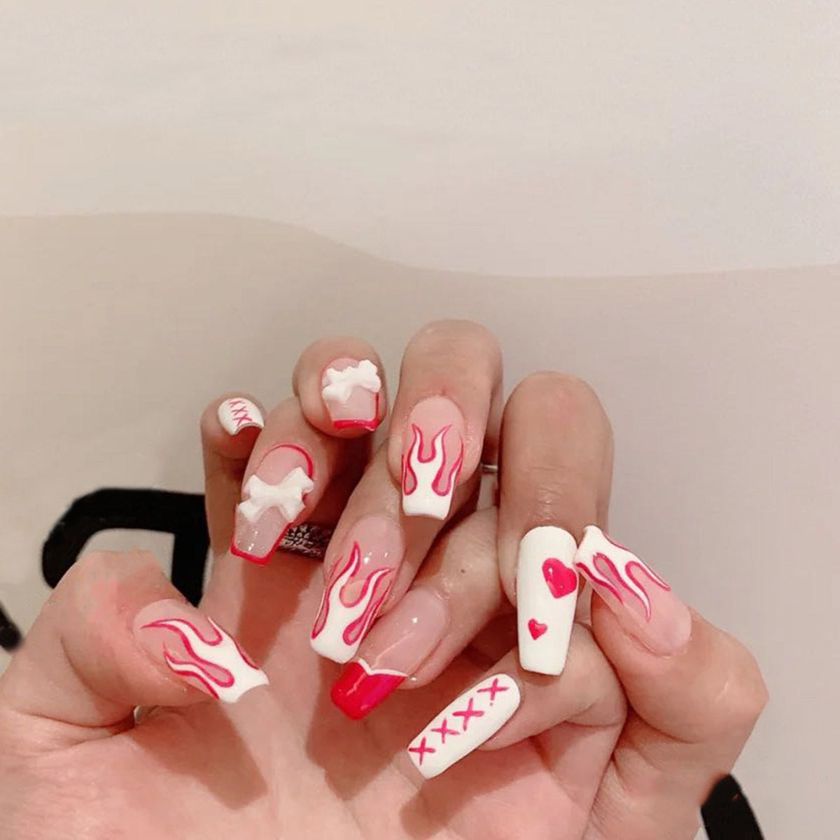 StarNagel Coffin Nails in Yin-Yang Pink mit Flammen und Schleifen
