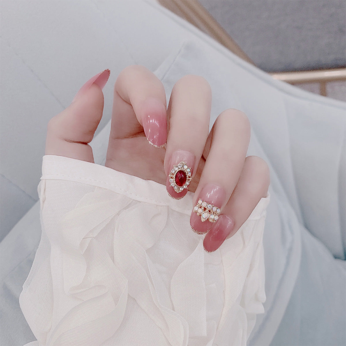 StarNagel Coffin Nails mit Ombre French und Goldkante mit Krone und Rubin
