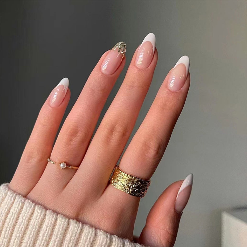 StarNagel Coffin Nails mit Weißem French in Nude und Goldfolie mit Glitzer