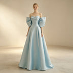 Off-Shoulder Abendkleid in Eisblau – Elegantes Satin-Maxikleid mit Statement-Ärmeln