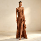Elegantes Satin Abendkleid in Zimt – Asymmetrisches Maxikleid mit Volants
