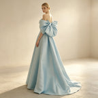 Off-Shoulder Abendkleid in Eisblau – Elegantes Satin-Maxikleid mit Statement-Ärmeln