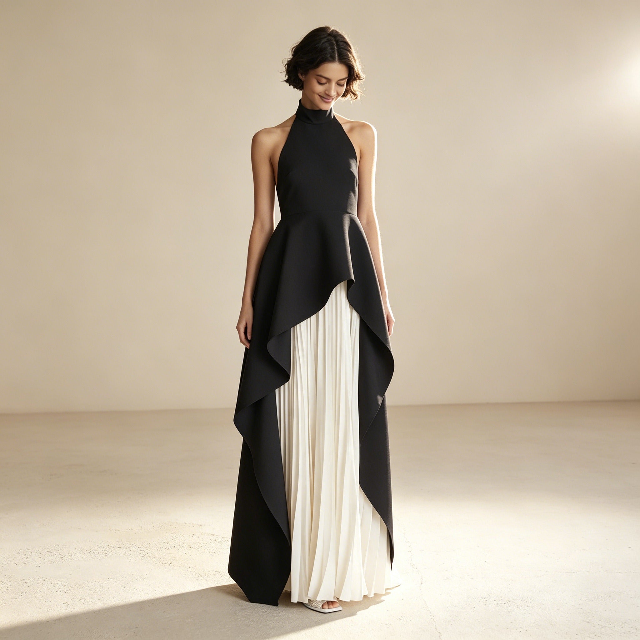 Neckholder Abendkleid in Schwarz-Weiß – Elegantes Maxikleid mit Asymmetrischem Layering