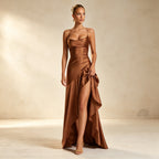 Elegantes Satin Abendkleid in Zimt – Asymmetrisches Maxikleid mit Volants
